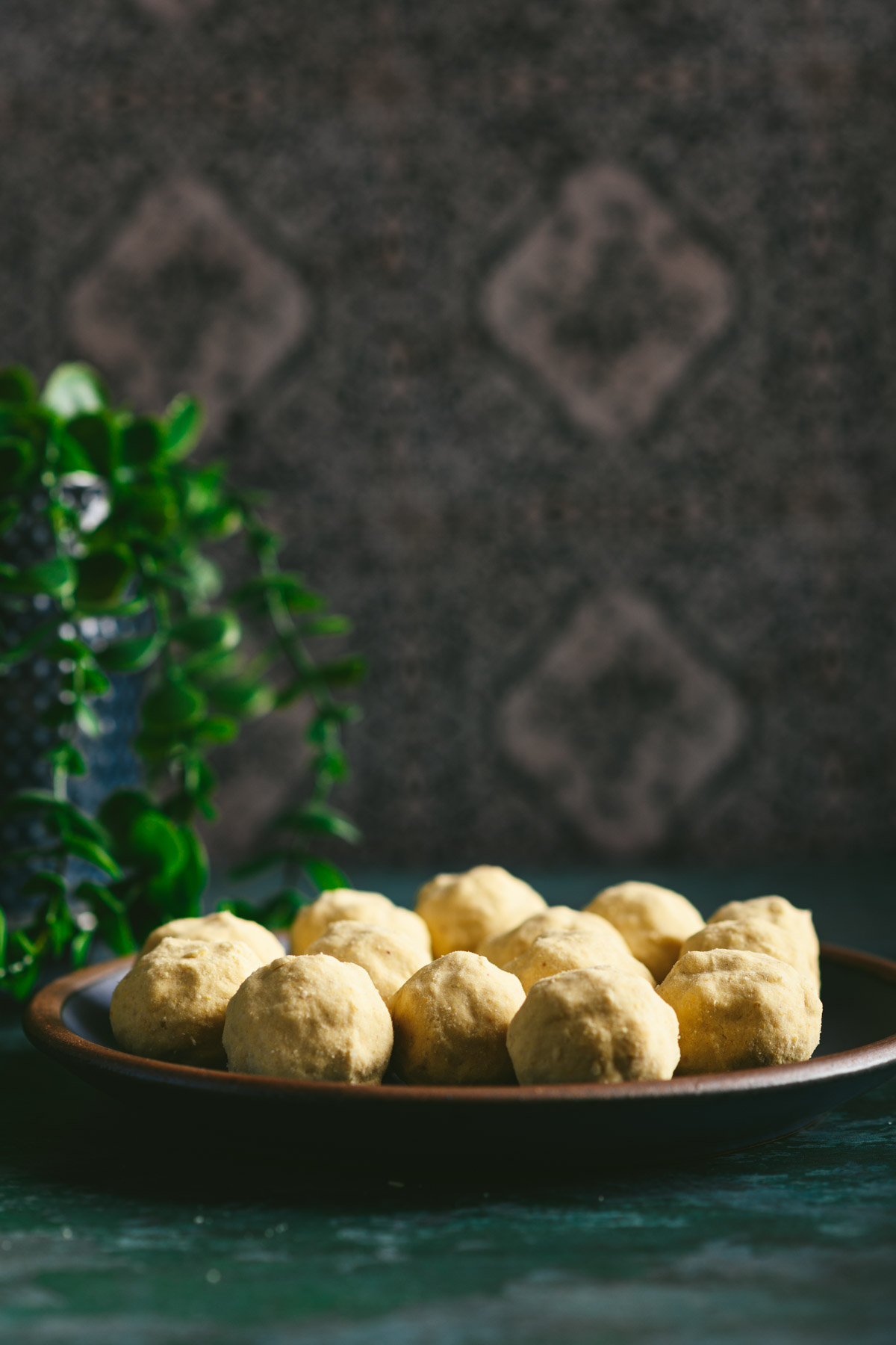 Pottukadalai laddus served on a plate.