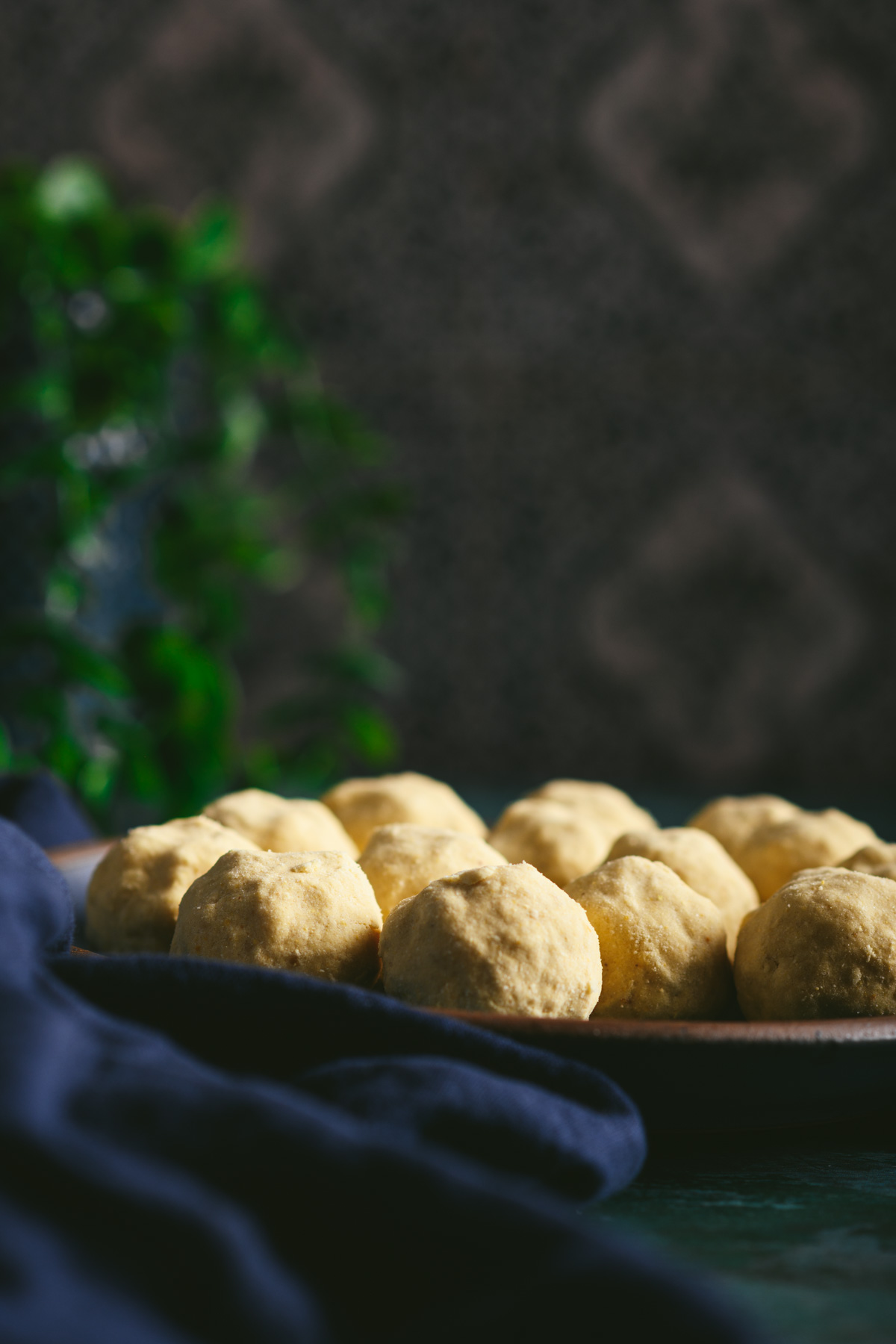 This is a picture of pottukadalai laddu on a plate.