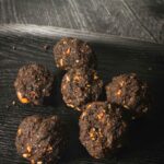 Ragi laddu served on a platter.