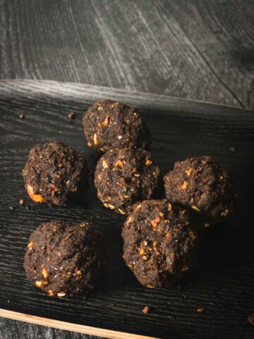 Ragi laddu served on a platter.