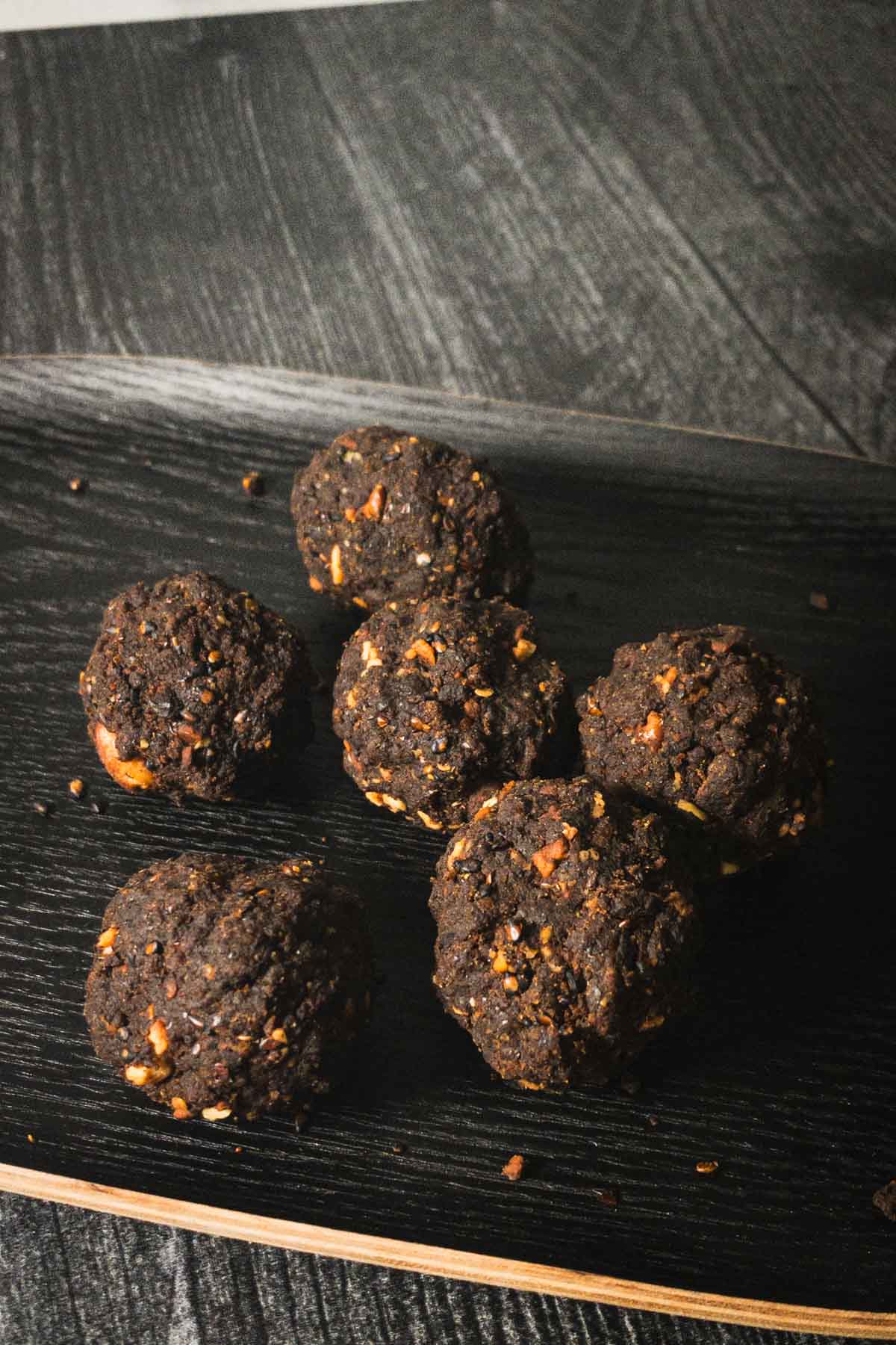 Ragi laddu served on a platter.