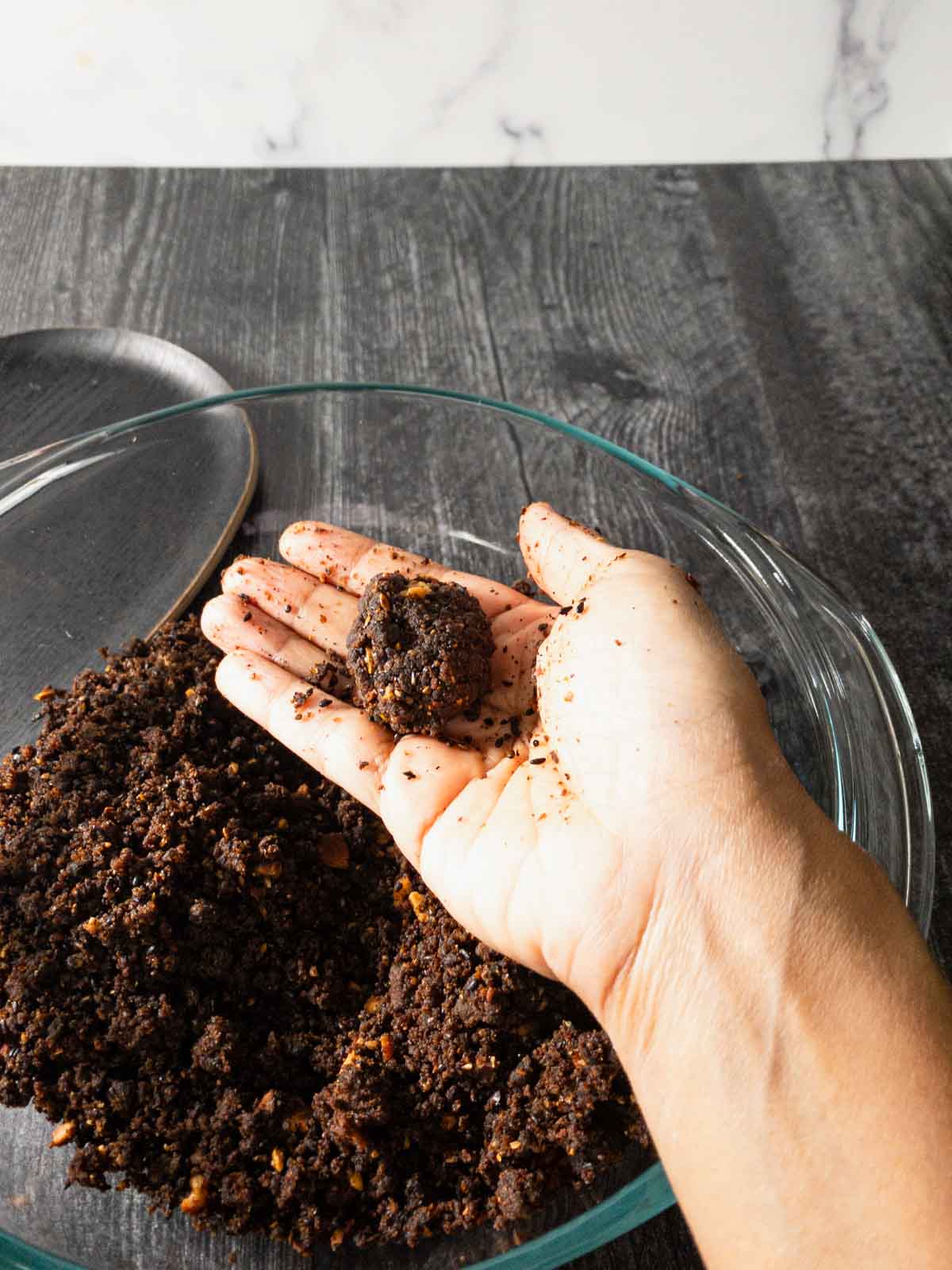 Form ladoo balls to make ragi laddu.