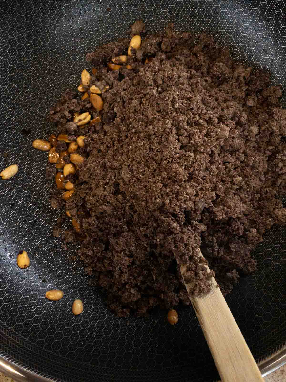 Add the steamed ragi flour to the peanuts.